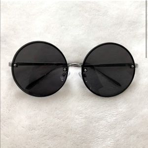 Black round sunglasses
